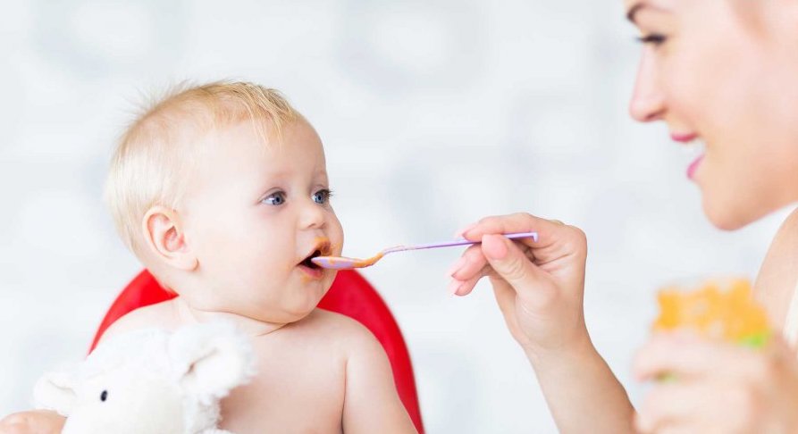 bébé mange pots préparés 